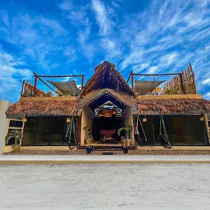 https://maria-carlota.quintano-roohotels.com